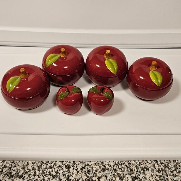 Temp Tations by Tara Covered Bakewear with matching Salt and  Pepper Shakers - Picture 5 of 5